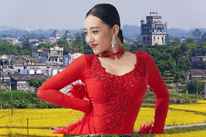 alina和ZLATA柔术没理她，顺势坐下来，打量着茶几上的几束花，淡红似粉，还沾着雨露，十分娇艳。