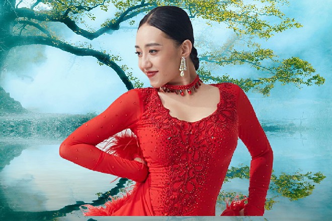 alina和ZLATA柔术与余念喝着冰凉的啤酒，袒开了衣领，咬着外焦里嫩的烤串，没有丝毫的形象可言。