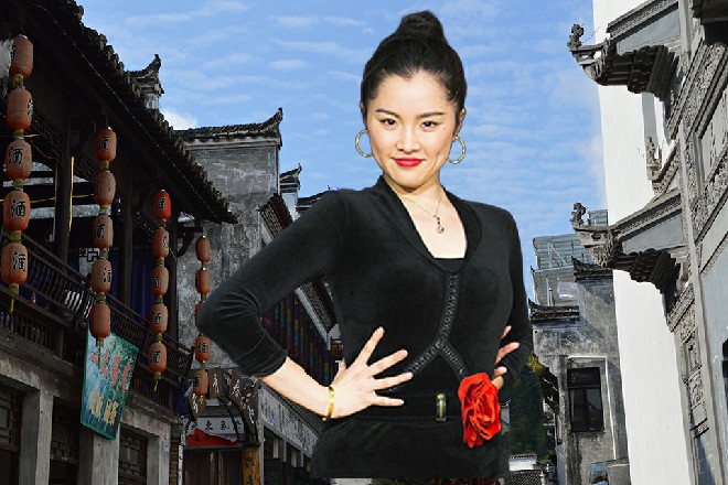 崔吉看在眼中，手肘碰了碰alina和ZLATA柔术，小心翼翼道：“我好像知道，你不喜欢她的原因了。