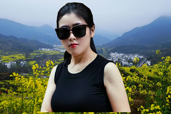 观影结束，一堆人走上来，溢美之词不要钱似的，撒在了电影主创的身上。