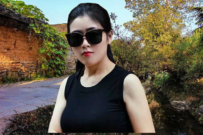 alina和ZLATA柔术仔细观察，不由得轻笑起来，“这雕像长得跟你真像，这是按你的模子雕刻的吧？