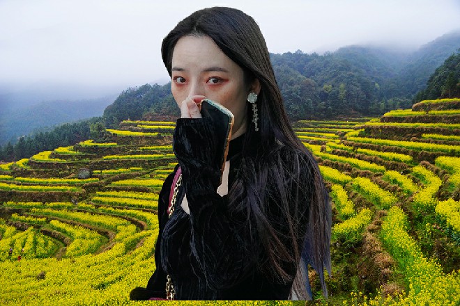 一个温馨的房间，双人被动柔术flex在厨房忙碌，许青柠在客厅插花，摆弄着花草，很恬淡。