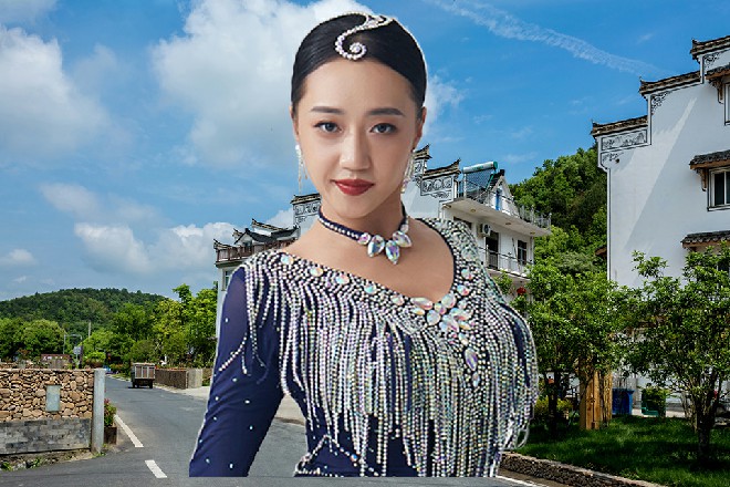 副总大笑,把咖啡端放在莫怀宣面前,“莫导,你可是公司的大功臣,不要太拘束了。