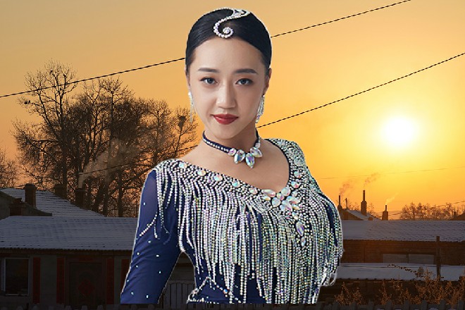 胡英商一怔，立即吩咐道：“阿乐，赶紧带几个人，帮我送导演回酒店。