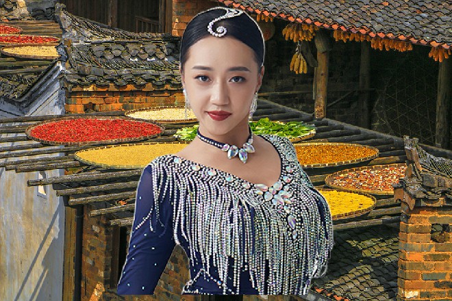角落中，坐着一个五六十岁，身材干瘦的老头子。他端着搪瓷大茶缸，在喝着白开水。