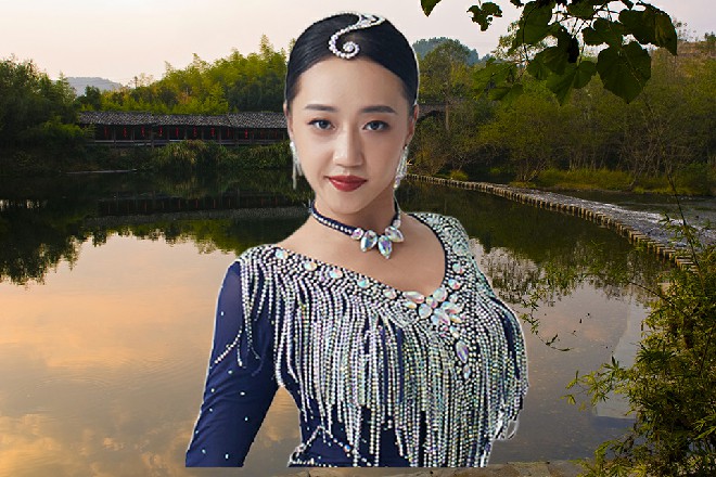 一些人也回想起来了，貌似在典礼之前，颜安青带着小女孩，与一帮行业大佬打招呼。