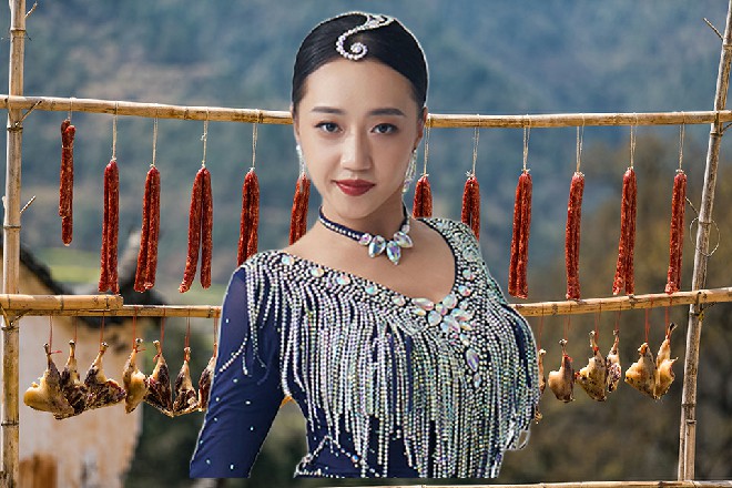 这个时候,作为电影的导演,软功柔术三折肯定是第一个上台,与主持人坐谈交流。