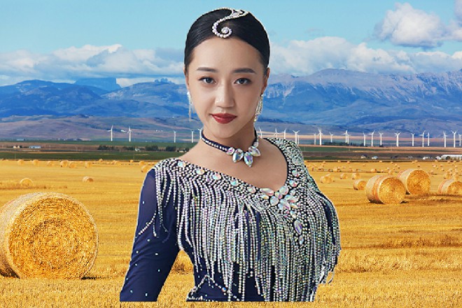 一瞬间，杨红有种冲动，想一把握住胡英商的手掌，动情说一句我懂你……的苦痛。
