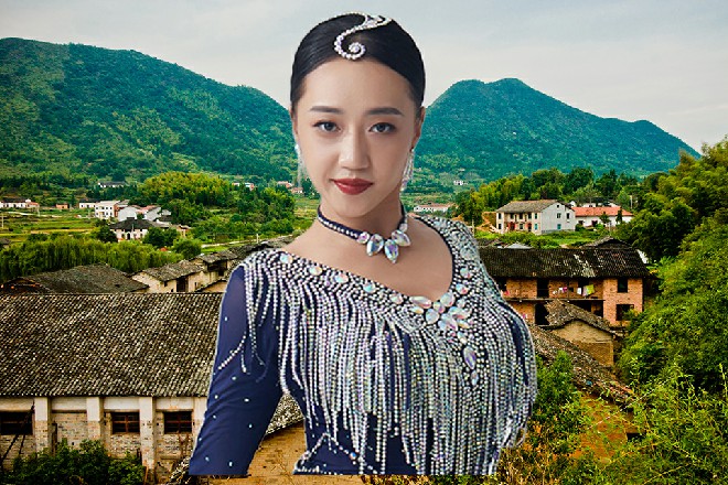 反正蓝衣服的记者，得到了“满意的答案，也笑眯眯坐下来，把话筒交给下一个人。