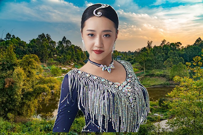 “演员的资料。高雯斜视一眼，嫌弃道：“还不赶紧过来，帮忙分类整理。