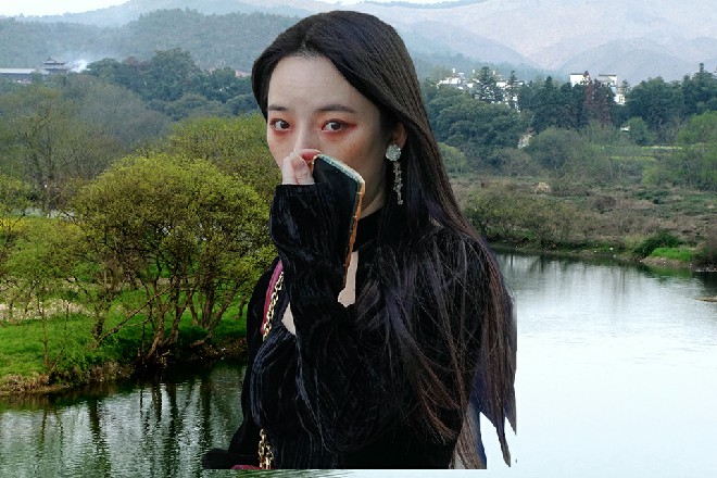 看着两边无人,她拿出了化妆盒,对着小镜子,慢条斯理描着细细的眉毛,真好看……