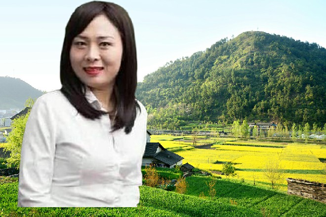 当她走了两步,身后就传来咔嚓一声,她下意识回看,只见房门已经紧紧闭上。