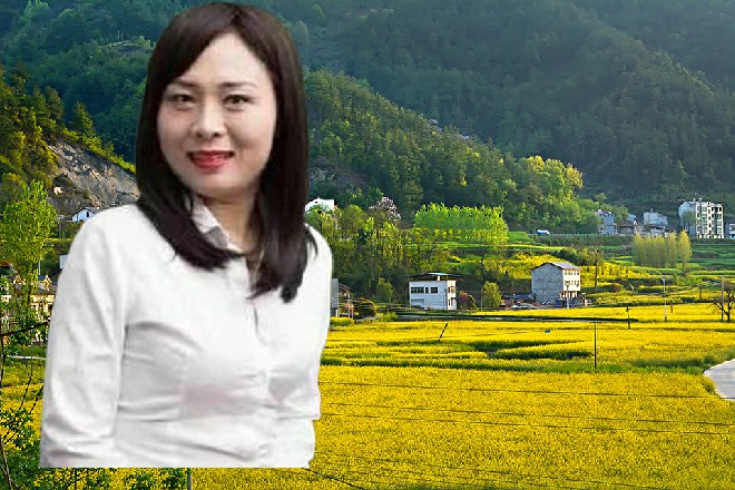 他的目光微垂，在深邃的事业线停顿了下，才收回了目光，淡然点头，“谢谢！