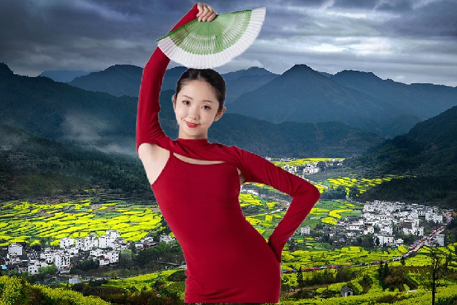 胡英商一怔，立即吩咐道：“阿乐，赶紧带几个人，帮我送导演回酒店。
