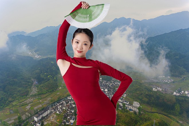 义愤填膺的声音，几乎要把整个场馆掀翻，甚至有一些人离开了座位，也想冲上T台。