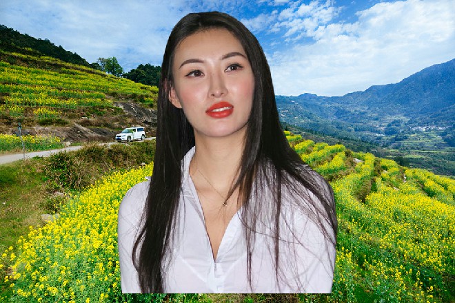 在当天早上，大会馆人满为患。两边的街道，几乎被行人堵死，水泄不通。