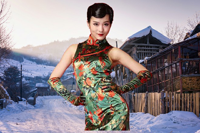 每天与编剧完善剧情细节，然后再与演员沟通，告诉他们怎么演，才符合自己的要求。
