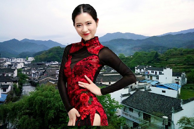 直观直播的人，不知道她的目的，还以为她在抢镜头，一些人忍不住发弹幕批评、训斥。