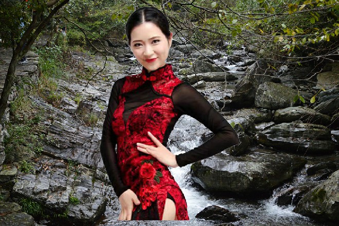 夏离扑哧笑了,轻轻挥手,“好了,我要回去坐好,安静聆听各位的演奏,加油哦!