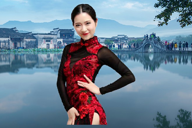 许青柠娇媚笑道：“你拍青藤花的时候，我在旁边跟你说好看，你没听见，不怪我……