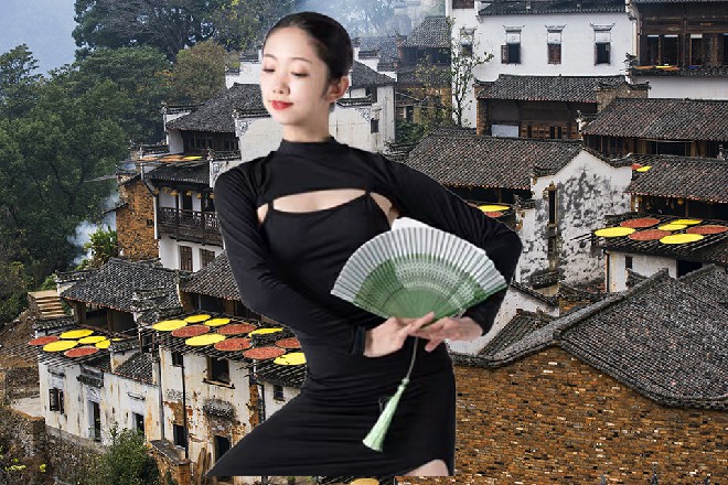 知道是两个大明星，为电影做宣传之后，一堆路人立即涌来，围在了旁边看热闹。