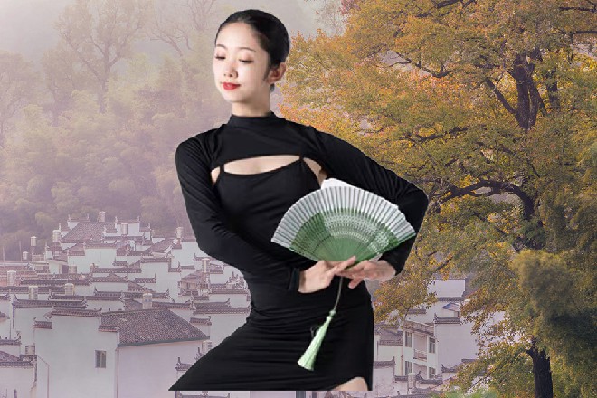 在对方打了招呼，余念才干笑起身，“颜老师、小棠棠，这么巧啊，你们也在。