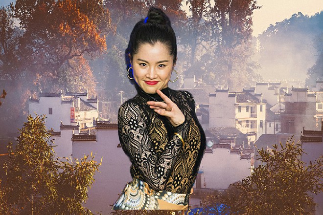 叶子衿大咧咧走来，黑白间杂的熊猫图案，以及身后一截毛绒绒的小尾巴，充满了童趣。