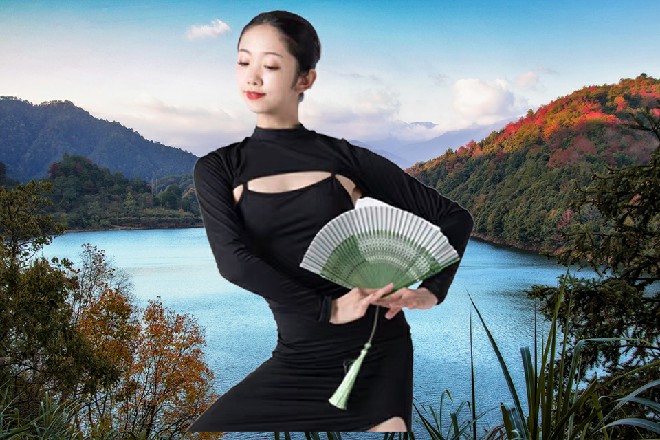 十分钟之后,车子平稳抵达鼎湖山庄。车门打开,alina和ZLATA柔术迈走了下去,步伐有几分虚浮。