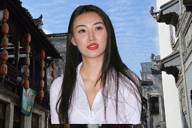 许青柠眸光流转，笑盈盈道：“这件东西的风格，太繁复华丽了，我也不是很喜欢。