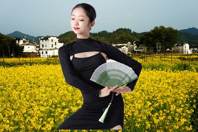 因为这学校的模特队，远近闻名。女主角进入学校，肯定抵挡不住诱惑，进入模特队的。