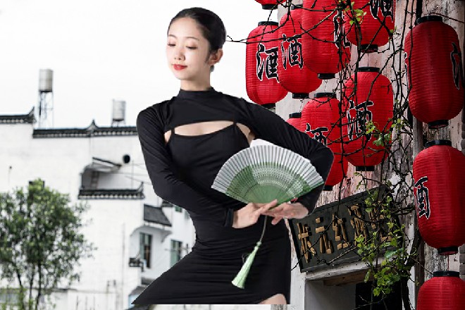 余念不满，“应该是听我……们的，大家一起商量，确定最终的方案，不能搞一言堂。