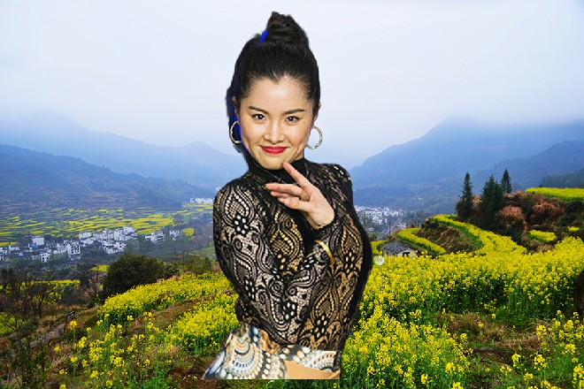 他睁开了眼睛，就看到了晏慎尴尬站在旁边，他身上盖着的毛毯，被对方掀到了一边。