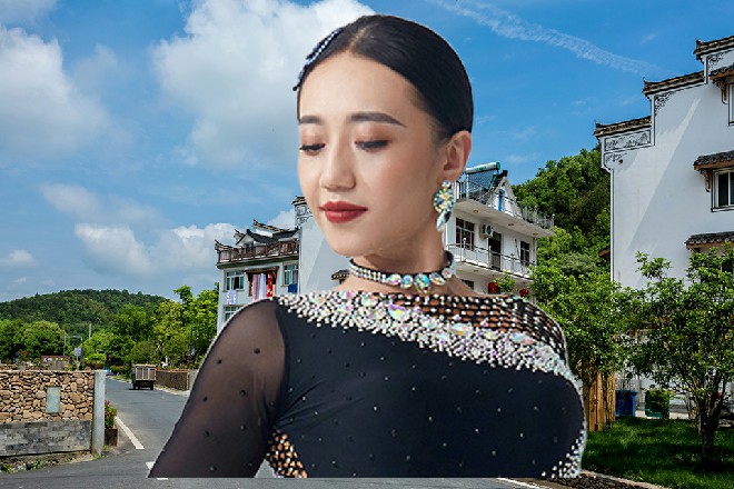 洛天幕笑道：“刚才，就是他提议，让我继续拍《银河8》，这是在向我下战书！