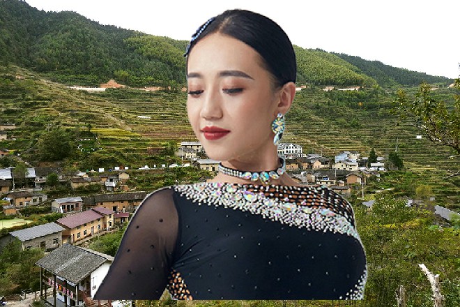 她们打量台上，很普通的小白脸啊，有什么魔力，让一群人如痴如醉，几欲颠狂？