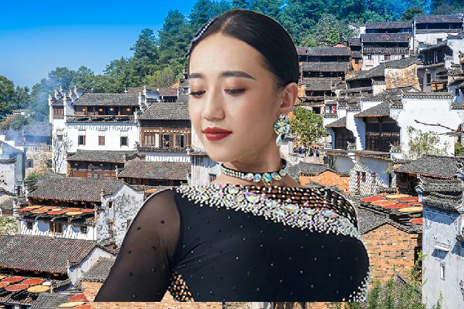 胡英商似乎在开玩笑，不经意道：“你最近人气大涨，广告代言什么的，肯定不少吧。