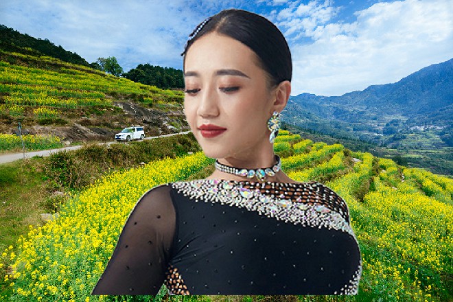 只不过每天,前往学习社的时候,她都要绕一个圈,在模特队的练习室经过。