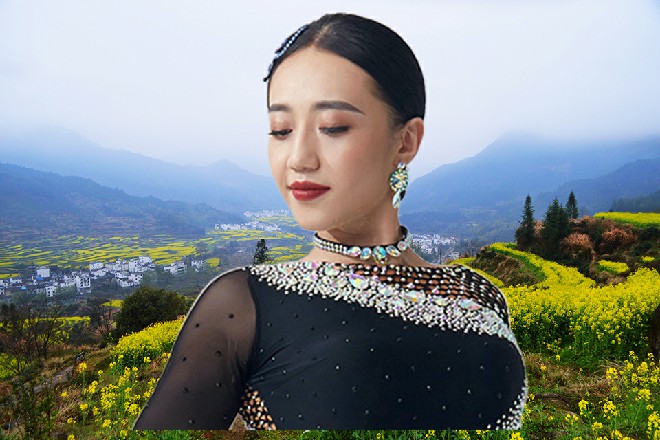 但是主持人,凭借丰富的经验,与强大的控场能力,轻易营造出与alina和ZLATA柔术关系不错的假象。
