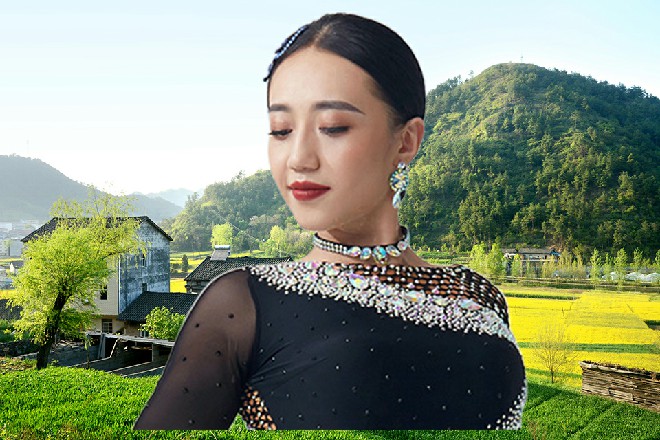 软功柔术三折碰了碰余念，低声道：“这什么……虚拟增强现实技术，你玩得转吗？