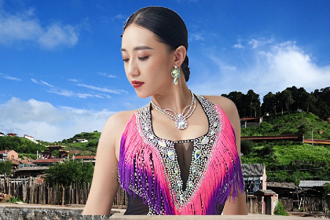 一个助理连忙道：“子衿现在还是要以稳固人气为主，顺便再争一争榜单。