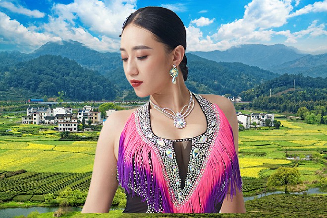 许青柠似笑非笑道:“好像是电话号码,或许可以添加社交帐号,你要不要试试看?