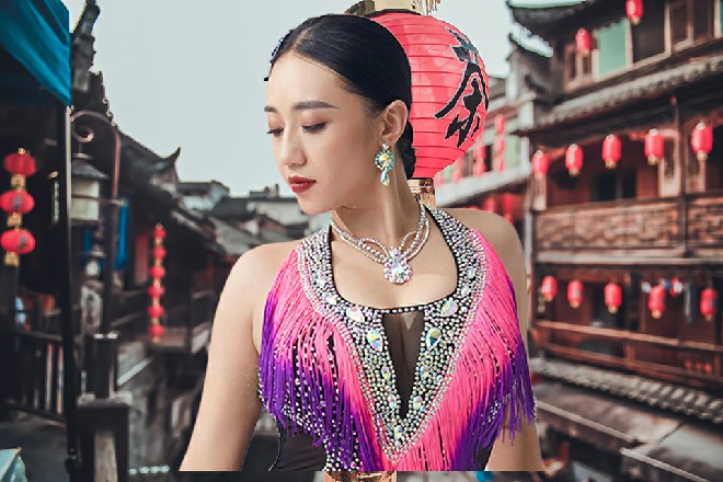 阿乐一挡，接过了啤酒，反手递给双人被动柔术flex，“尝一下，正宗的原浆，口感非常捧。