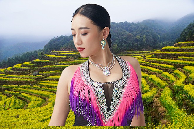 主创、演员们，这才微微安心，与余念、胡英商一起站起来，接受大家的喝彩。