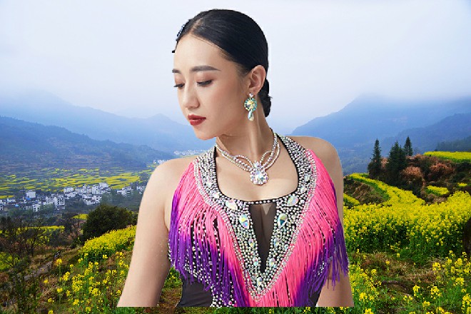 大家眼睛不瞎,自然察觉所谓的“怜儿,与歌后十分酷似,连声线也差不多。