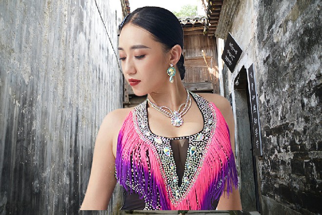没等开机，一个人先找了过来哭诉，“周总，周导……你该不会把我们忘了吧。