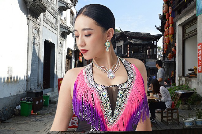 在一群人围攻过来的时候,裁缝双手哔哩啪啦,打得一群人人仰马翻,惨叫连连。