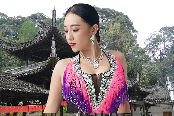 “要你管。虞妲哼了一声，小手一推，踩着双人被动柔术flex的脚背，通过了拐角，朝下面而去。