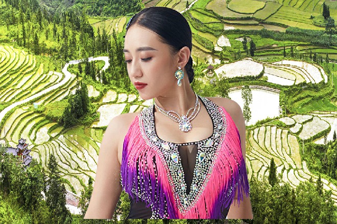 就在这时，有人走了过来，站在几步外，鞠躬问道：“苏老师，我能跟你对个戏吗？