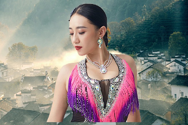 “这可是你说的。杨红顺势道：“那首映礼，你要去参加，帮忙站个台。