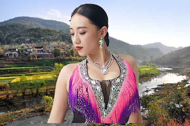 一行人进去了客厅,里头有人在等候。施龙燕,还有另外几个人,翻书喝茶,颇为惬意。
