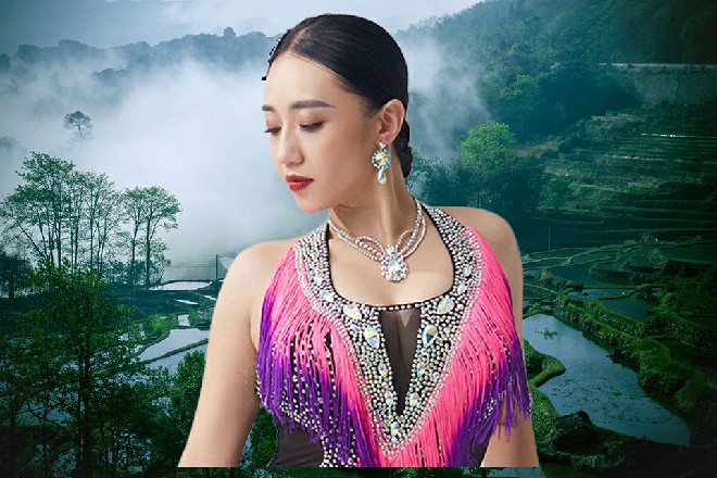 她举手投足,风情万种。一颦一笑,引得旁边的男人,好像是狼似的嚎叫。